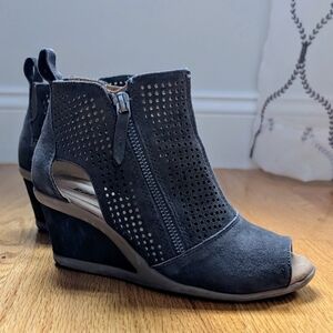 Earth Gray Perforated Suede uede Wedge Shoes, Size 5